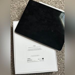 Apple Ipad 12.9 inch 6th generation with magic keyboard and apple pencil
